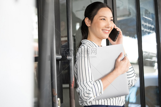 年轻女白领打电话图片