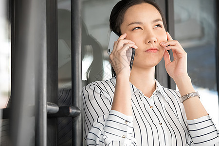 年轻女白领打电话图片