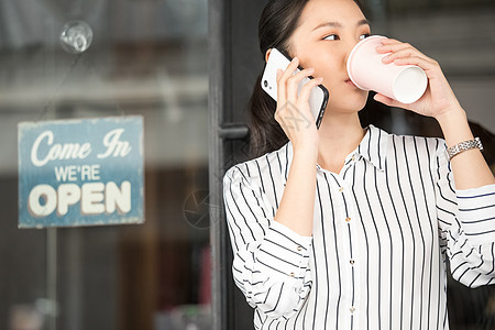 年轻女白领打电话图片