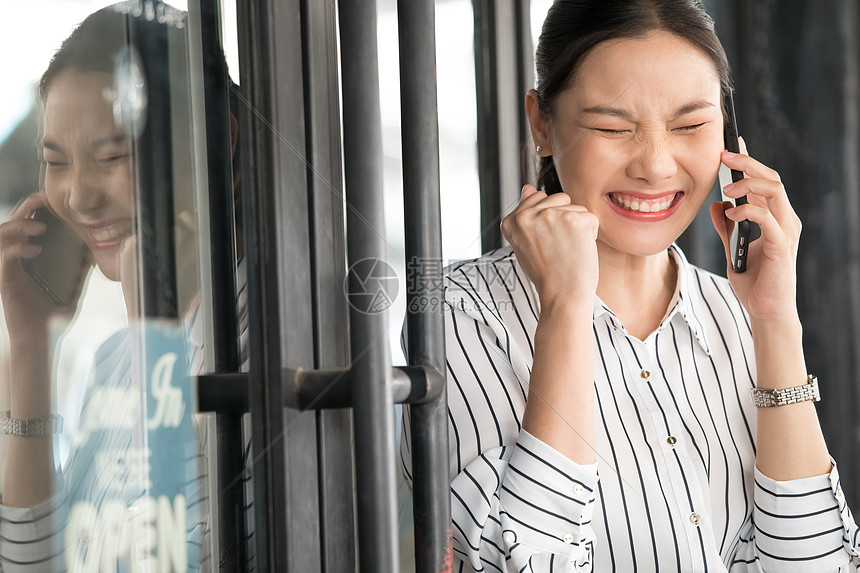 接听电话激动的年轻女子图片