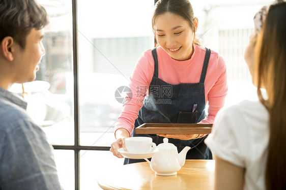 咖啡馆服务员给顾客上咖啡图片