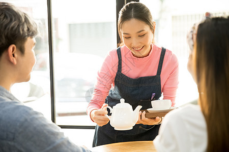 咖啡馆女职员给顾客上咖啡图片