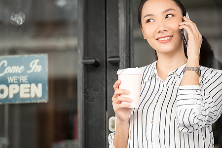 接听微笑的商务女青年图片