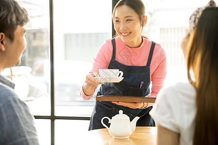 咖啡馆女职员给顾客上咖啡图片