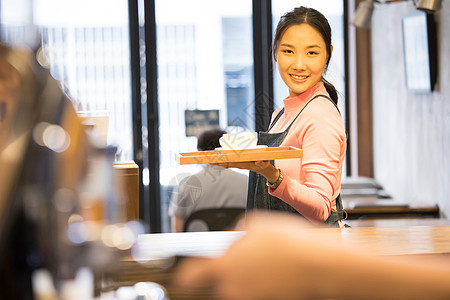 咖啡馆端着托盘微笑的咖啡馆女店员图片