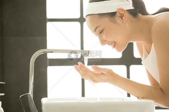 年轻女子洗脸图片