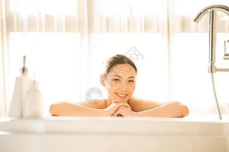 浴室泡澡的年轻女子图片