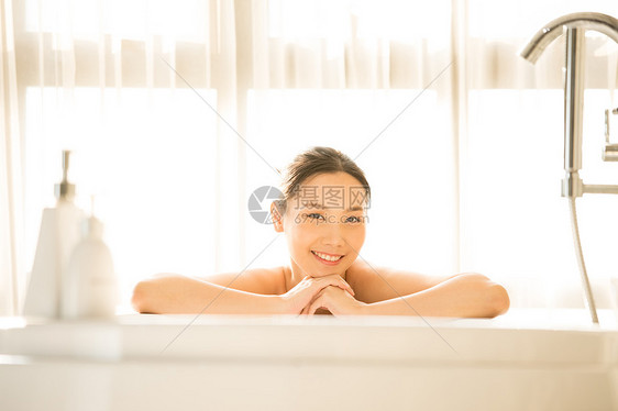 浴室泡澡的年轻女子图片