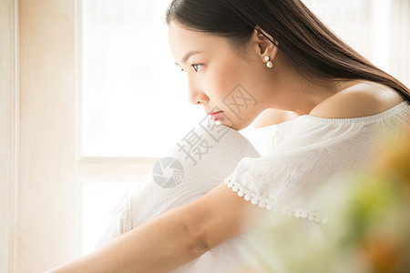 坐在窗边的长发气质美女图片