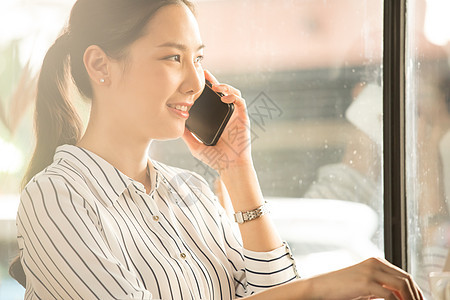 接听电话微笑的青年女子图片