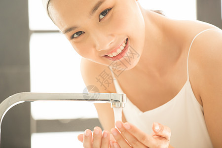 年轻女子洗脸护肤图片