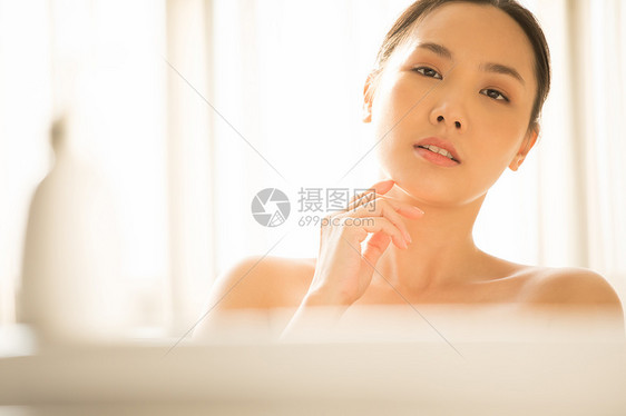 浴缸泡澡放松的年轻女子图片