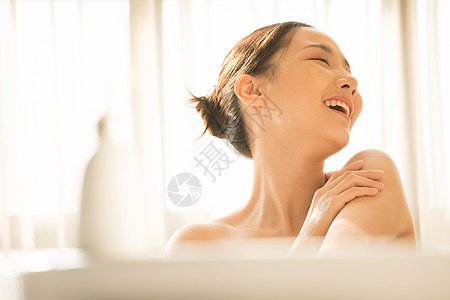 浴缸泡澡放松的年轻女子图片