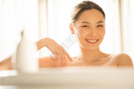 浴缸泡澡放松的年轻女子图片