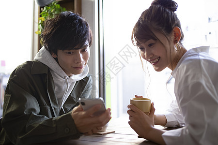 在咖啡馆放松的年轻情侣图片