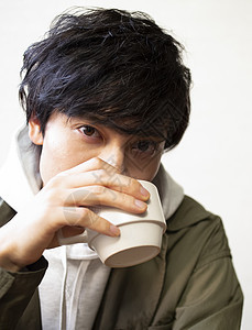 喝咖啡的年轻男子图片