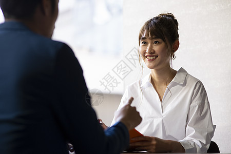 开会的商务男女图片