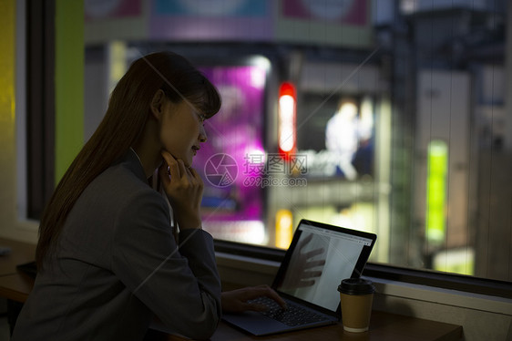 夜晚加班思考的职业女性图片