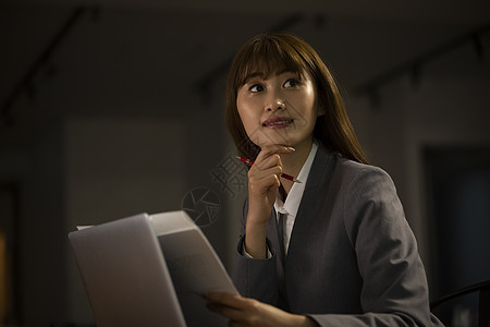 青春思考女企业家在办公室工作的妇女图片
