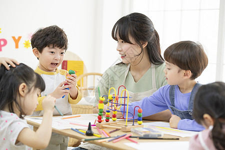 和孩子们玩耍的幼儿园老师图片