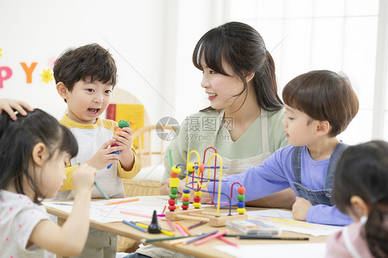 和孩子们玩耍的幼儿园老师图片