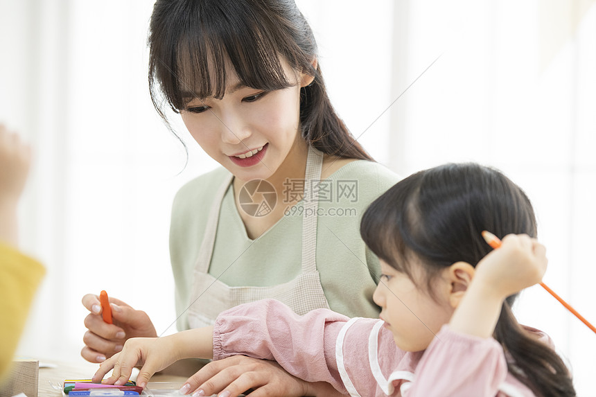 陪孩子画画的幼儿园老师图片