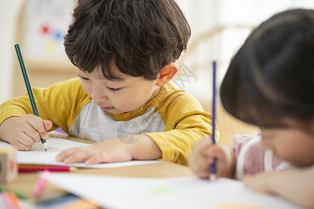 幼儿园里的小朋友们和老师图片