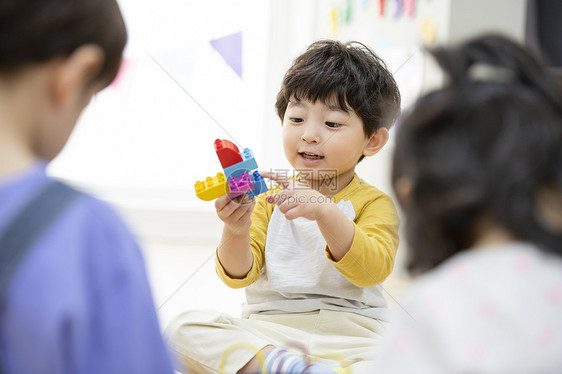 幼儿园里的小朋友们和老师图片