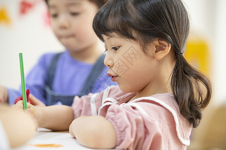 幼儿园里的小朋友们和老师图片