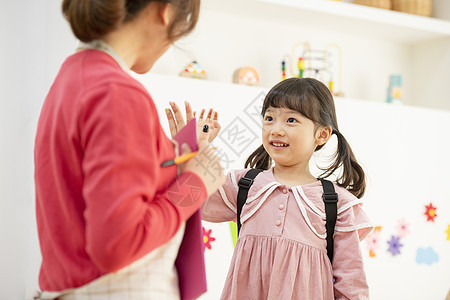 幼儿园里的小朋友们和老师图片