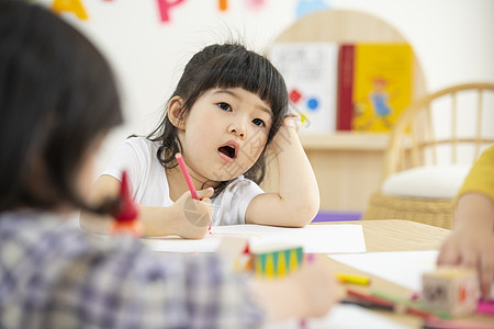 幼儿园里的小朋友们和老师图片