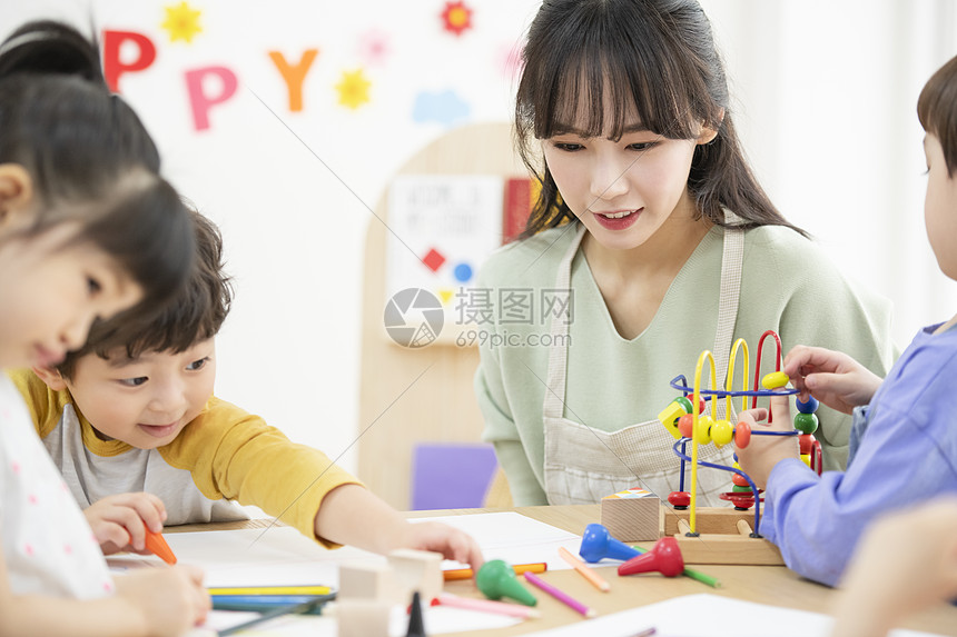 幼儿园内认真上课的小朋友们和老师图片