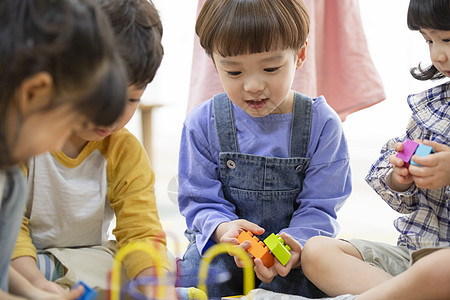 幼儿园内认真上课的小朋友们和老师图片