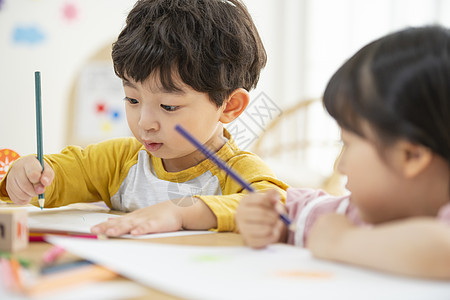 幼儿园内认真上课的小朋友们和老师图片