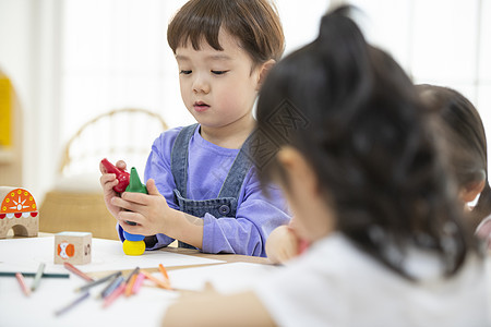 认真学习的幼儿园小朋友图片