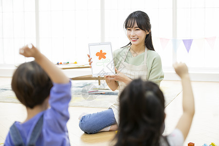 认真学习的幼儿园小朋友图片