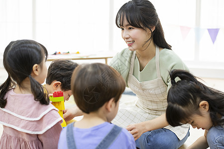 幼儿园陪孩子搭积木的老师图片