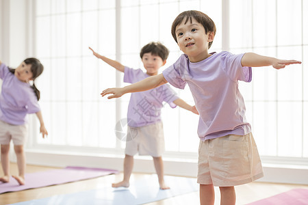 幼儿园小朋友开心运动图片