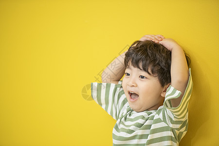 活泼可爱的幼儿园小男孩图片