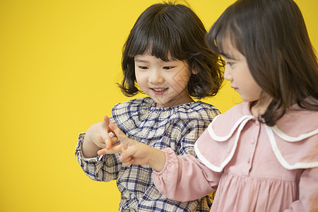 活泼可爱的幼儿园小女孩图片