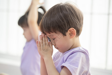 幼儿园小朋友锻炼舒展身体图片