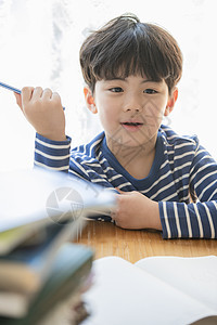 学习的小男孩图片