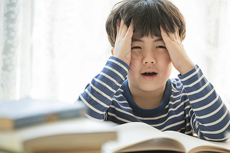 头疼苦恼的小男孩图片