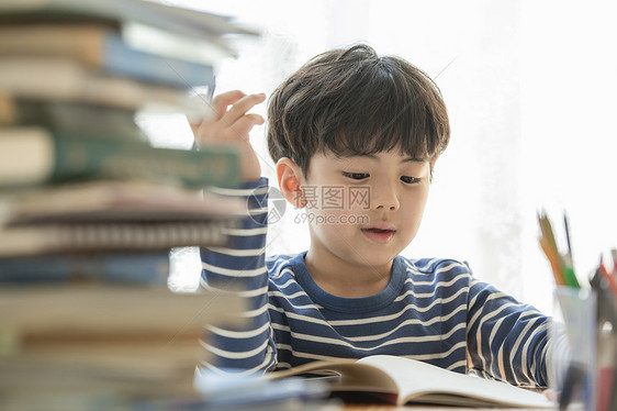 认真上课的小男孩图片