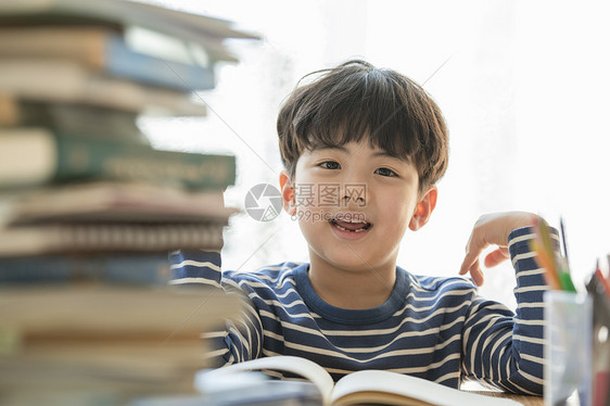 认真上课的小男孩图片