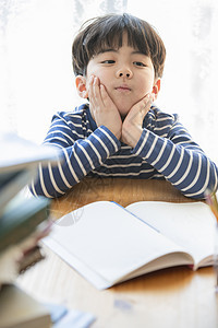 认真上课的小男孩图片