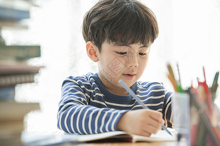 认真上课的小男孩图片