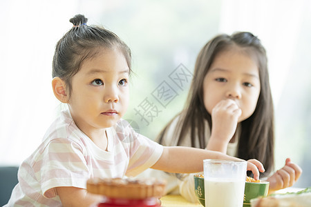 用餐吃饭的小女孩图片