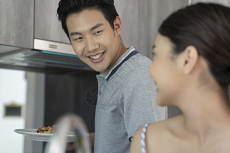 年轻的男人和女人做饭图片