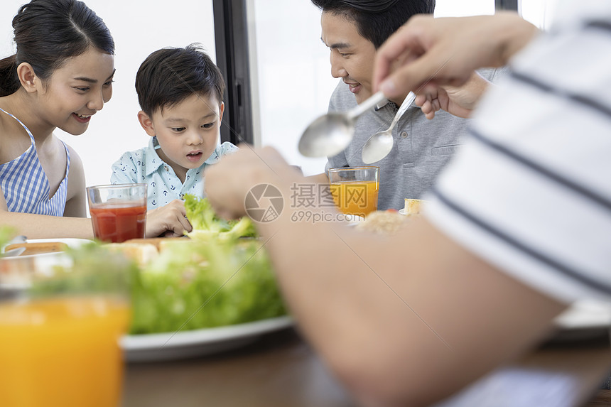 一家人聚餐围着桌子吃饭图片